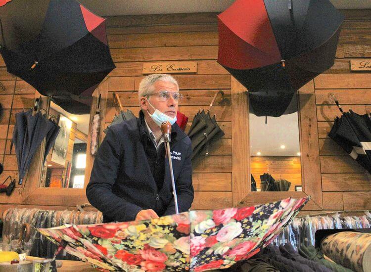 Christophe Pando diversifie sa fabrication de parapluies à Pau