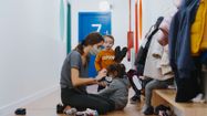 Une encadrante aide deux enfants dans l'école franco-basque de San Sebastian.