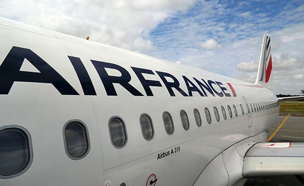 Un avion Air France stationné dans un aéroport.