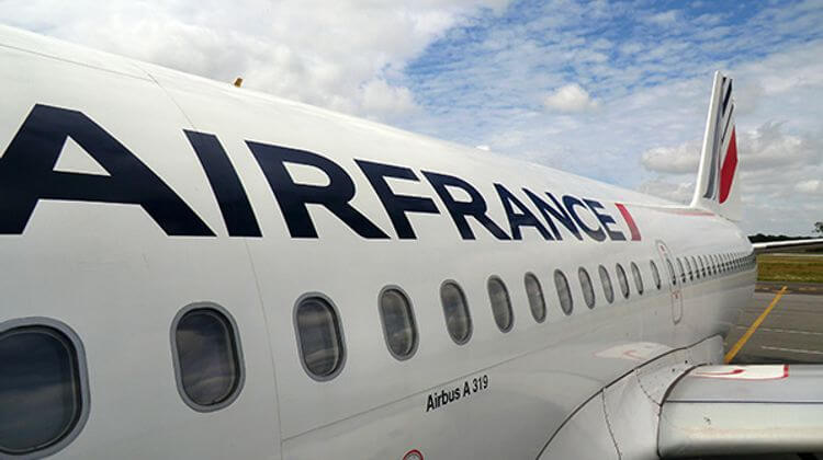 Un avion Air France stationné dans un aéroport.