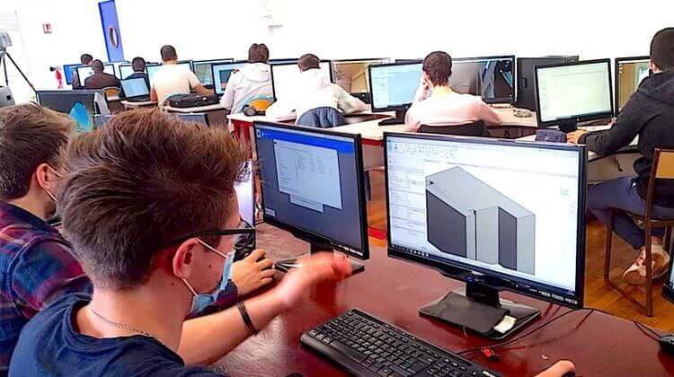 Des étudiants travaillent sur des ordinateurs au Campus de Dax.