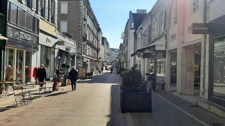 Une photo de la rue Serviez à Pau dans le Béarn.