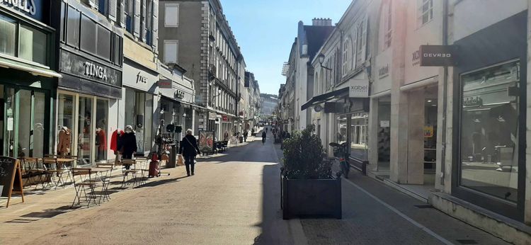 Une photo de la rue Serviez à Pau dans le Béarn.