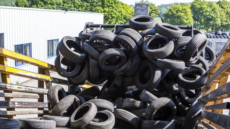Des pneus destiné au recyclage dans une benne de camion.