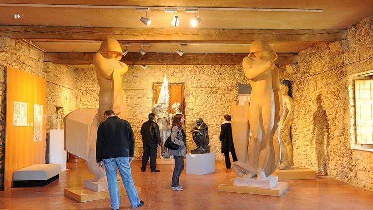 Des visiteurs dans l'une des salles du musée Despiau-Wlérick, spécialisé dans les sculptures.