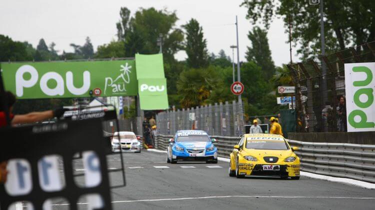 Des voitures de WTCC à Pau en 2009, quand l'esprit de l'événement était déjà tourné vers le vert.