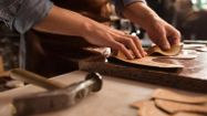 Quelqu'un travaille du cuir dans un atelier.