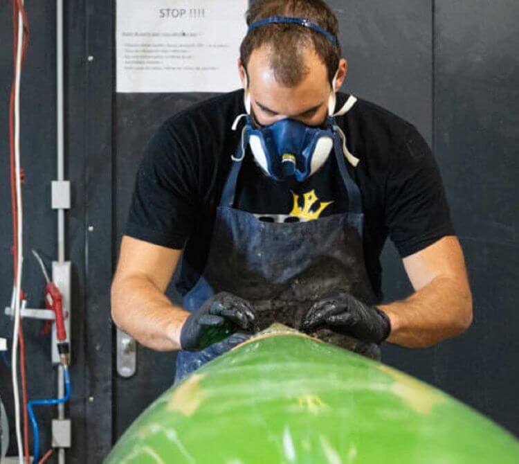 Paolo Willmann-Rosso est spécialisé dans les réparations en matériaux composites et plastiques de matériel de sports nautiques. Avec sa compagne Clémence Mathieu, ils ouvrent un concept store à Pau.