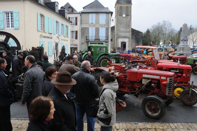 Des tracteurs en exposition sur une place à Navarrenx lors de la Foire Agricole.