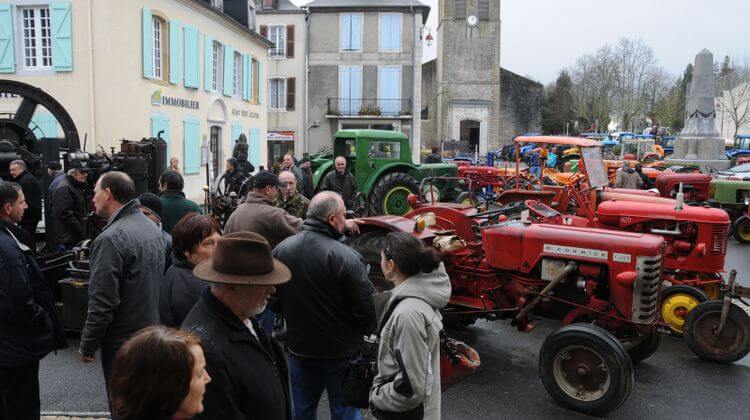 Des tracteurs en exposition sur une place à Navarrenx lors de la Foire Agricole.