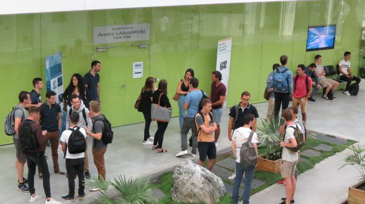 Des étudiants de Cy Tech Pau à l'intérieur du campus.