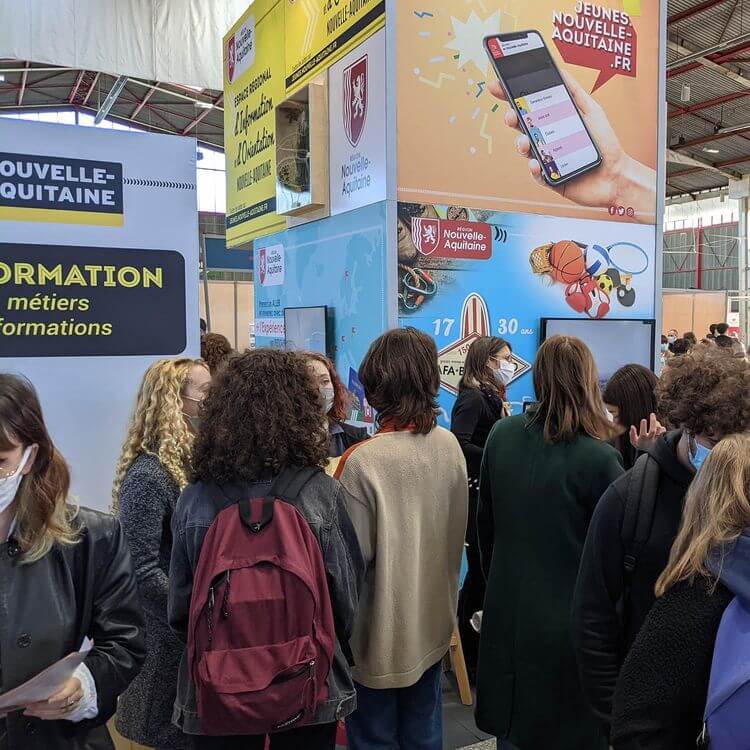 Une photo prise au salon de l'Apprentissage et de l'Alternance, avec des visiteurs présents en nombre.