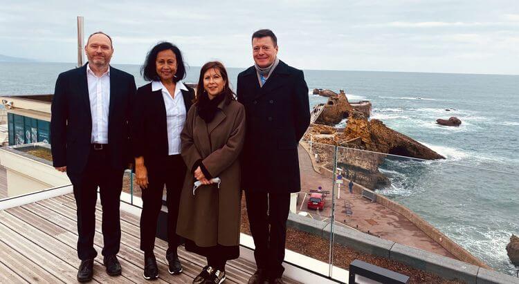 Les représentants de l'Aquarium Des Lagons et ceux de l'Aquarium de Biarritz lors de la signature de la convention de jumelage.