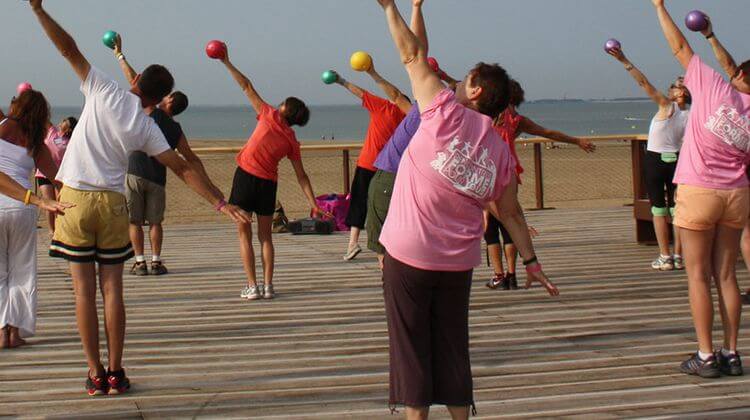 Des personnes pratiques une activité sportive sur une plage.