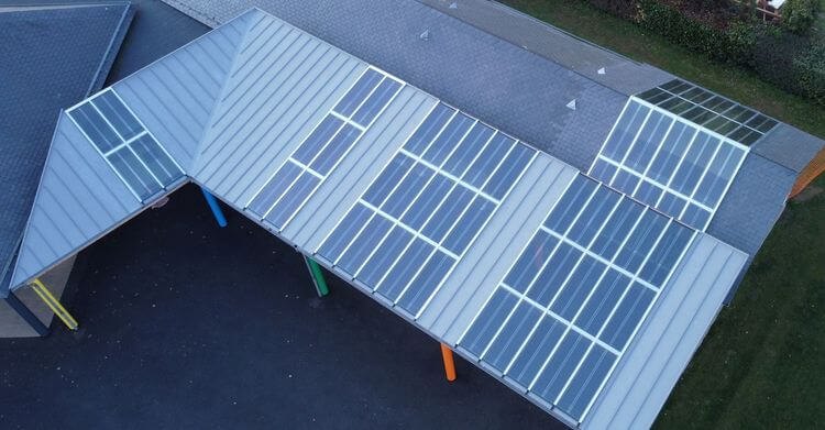 Une vue aérienne des panneaux photovoltaïques organiques installés sur le toit de l'école de Lagos dans le Béarn.