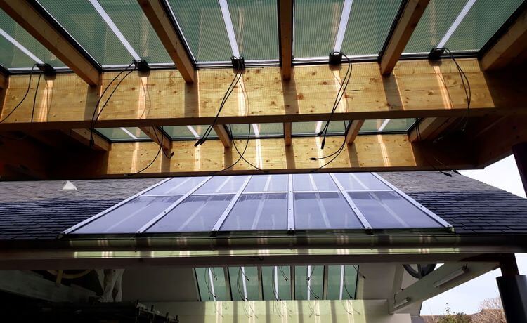 Des panneaux photovoltaïques organiques installés sur le toit d'un bâtiment.