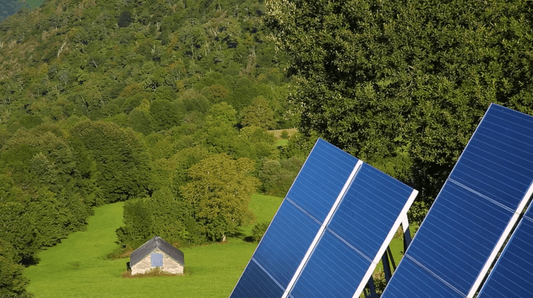 Des panneaux photovoltaïques installés sur les hauteurs du Béarn.