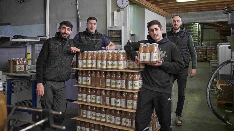 Installée au Pays basque, la fabrique artisanale de boissons non alcoolisées Elikatxo a été créée par deux jeunes basques, puis est reprise par Xalbat Seosse Oxarango en 2019.