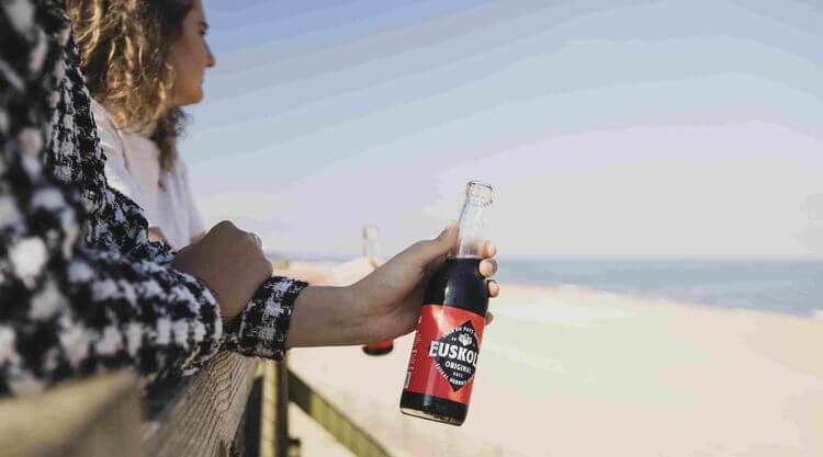 Elikatxo a créé sa propre marque de cola, fabriqué à Bardos avec des ingrédients naturels.