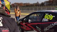 Un pilote regarde son coéquipier prendre la piste à Nogaro dans le Gers.
