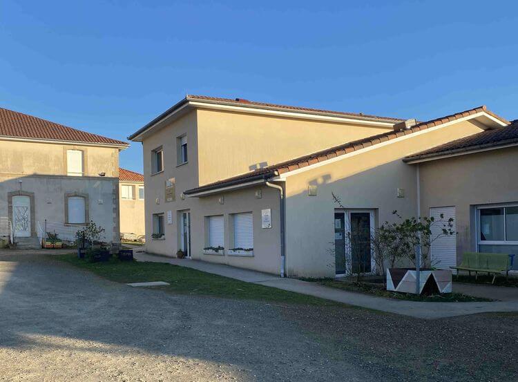 La Maison Familiale Rurale de Castelnau-Chalosse est un centre de formation professionnelle par alternance qui facilite l'apprentissage et l'insertion sociale et professionnelle dans les métiers du sanitaire et social, service aux personnes, vente, tourisme et hôtellerie.
