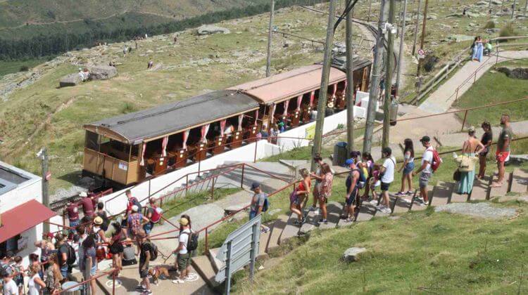 Inaugurée en 1924, la ligne du petit train de La Rhune (au Pays basque) est en cours de rénovation.