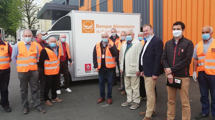 Le président de la Banque Alimentaire Béarn et Soule, Jean-Bernard Casenave, entouré de bénévoles et des dirigeants de Renault Trucks Labesque (Groupe Alvarez) de Pau à l'occasion d'un don de camion électrique en avril 2021.