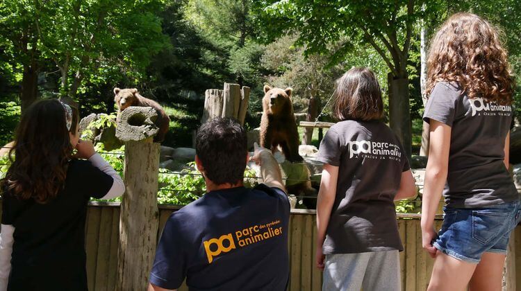 Un des soigneurs du parc Animalier des Pyrénées entourés de jeunes "soigneuses d'un jour".