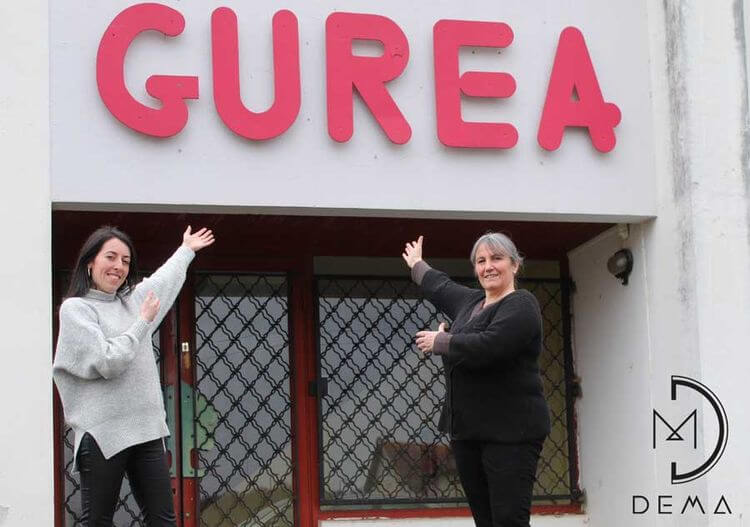Angélique et Nathalie Dema devant le bâtiment qui héberge l'atelier de leur marque de maroquinerie Dema, à St Martin d'Arrossa.