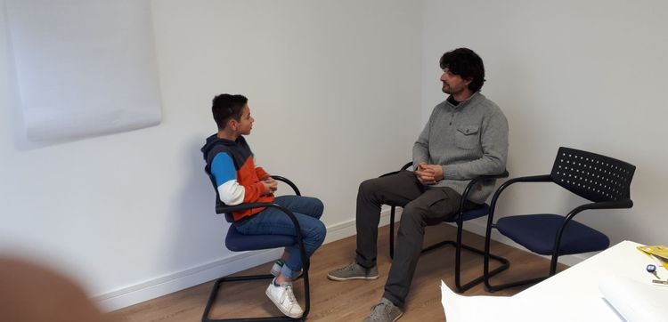 Nicolas Etchart à l'écoute d'un enfant dans son local à Mauléon au Pays basque.