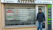 Nicolas Etchart devant son local Orizoom, à Mauléon au Pays basque.