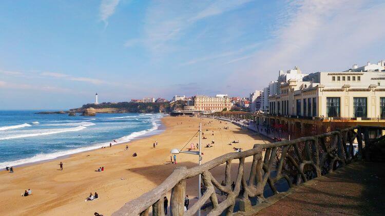 Vue sur la plage principale de Biarritz, au Pays basque.