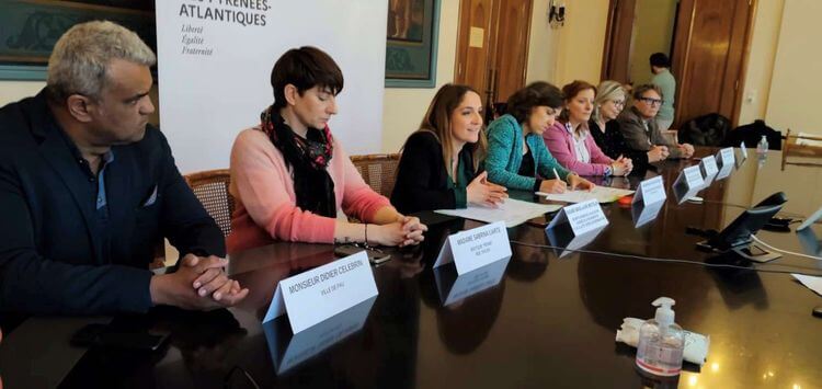 Différents acteurs de la Communauté d'Agglomération Pau Béarn Pyrénées lors de la mise en place du Plan Angela, qui vise à lutter contre le harcèlement et les agressions de femmes dans l'espace public.