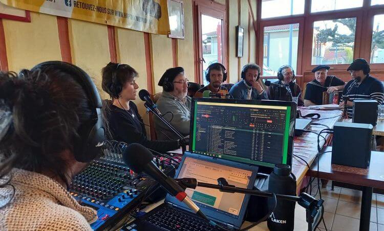 Des musiciens locaux participent à une émission de Hapchot Radio.