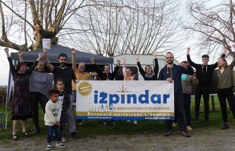 Les bénévoles de l'association Izpindar devant la caravane itinérant, visant à sensibiliser tous les publics aux enjeux énergétiques.