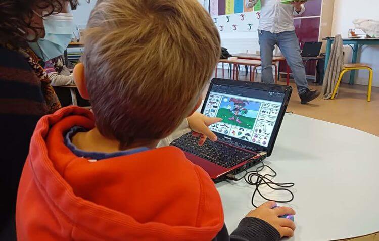 Un enfant apprend le basque grâce à Txikilinux sur un petit ordinateur.