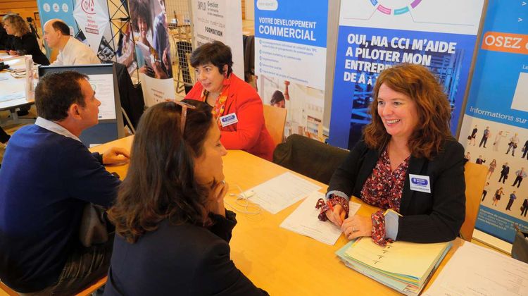 Des professionnelles de l'entrepreuriat donner des informations aux visiteurs lors du Salon de l'Entrepreneuriat 2019. Crédit photo CCI Bayonne Pays Basque : Bertrand Lapègue