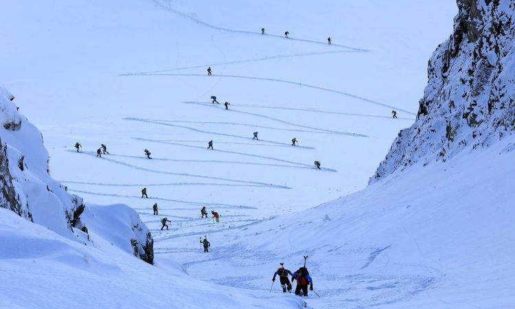 Les participants du challenge de ski de randonnées Les Coumes du Pic du Midi, en pleine ascension.