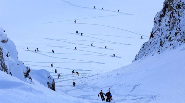 Les participants du challenge de ski de randonnées Les Coumes du Pic du Midi, en pleine ascension.