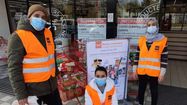 Trois jeunes bénévoles qui participent à la collecte jeune de la Banque Alimentaire Béarn et Soule.