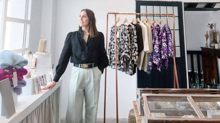 Romane Crespy Navarro dans son showroom à Guéthary, où elle met en avant ses vêtements éco-responsables.