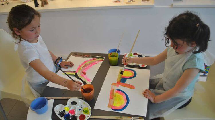 Des enfants participant à l'atelier peinture organisé par l'Office de Tourisme d'Hendaye dans le cadre des "Semaines des enfants".