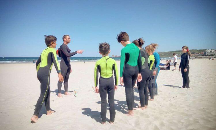 Un moniteur de surf donne les consignes à ses élèves, une activité organisée par organisé l'Office de Tourisme d'Hendaye dans le cadre des "Semaines des enfants".