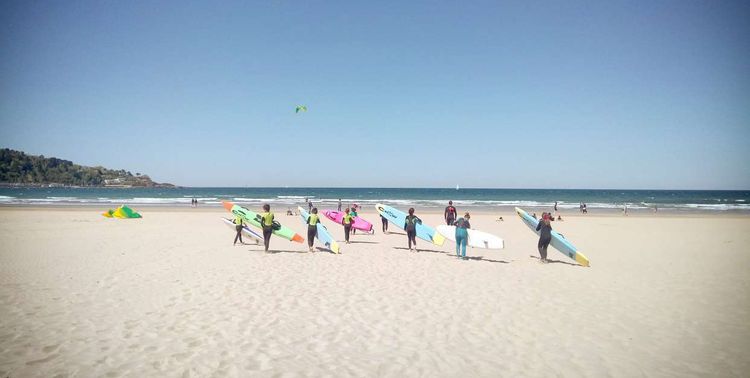Dans le cadre des "Semaines des enfants", l'Office de Tourisme d'Hendaye organise de nombreuses activités, comme des initiations au surf.