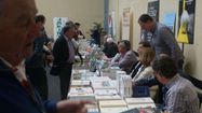 Le public à la rencontre des auteurs présents lors d'une édition du Biltzar des écrivains du Pays basque à Sare.