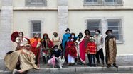 Des bénéficiaires de l'association Récup et Toc de l'Art déguisés.