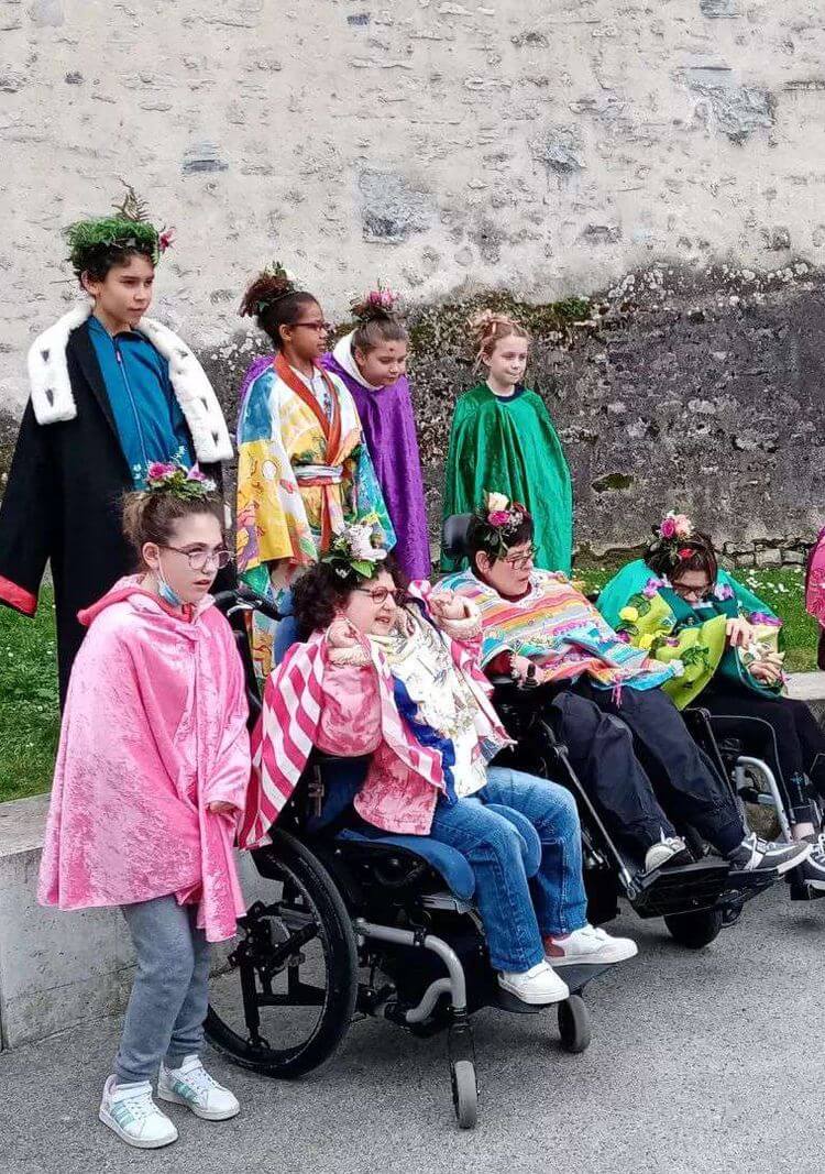 Des enfants atteints de handicaps sont déguisés grâce aux capes fabriquées par l'association Récup et Toc de l'Art.