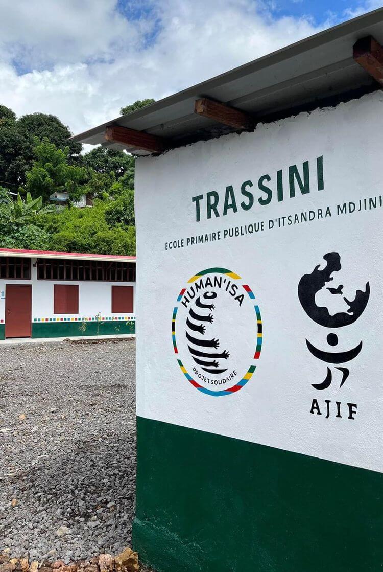 Le logo de Human'ISA 22 à côté de celui de l'AJIF, sur le mur de l'école construite aux Comores.