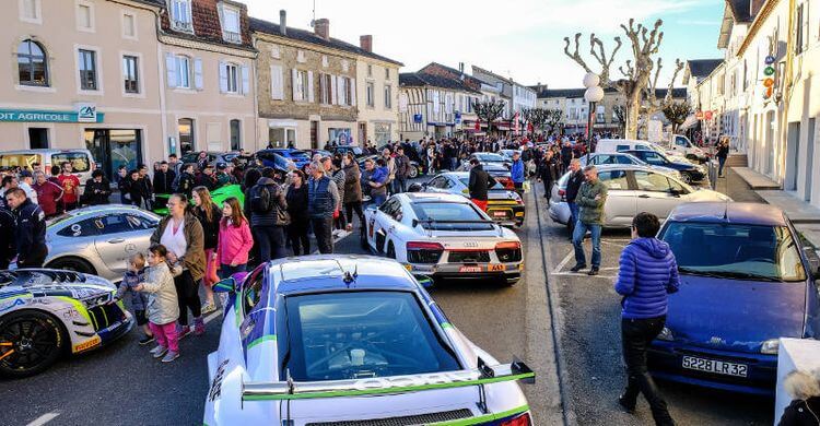 Les GT4 du Championnat de France dans les rues de Nogaro dans le Gers.