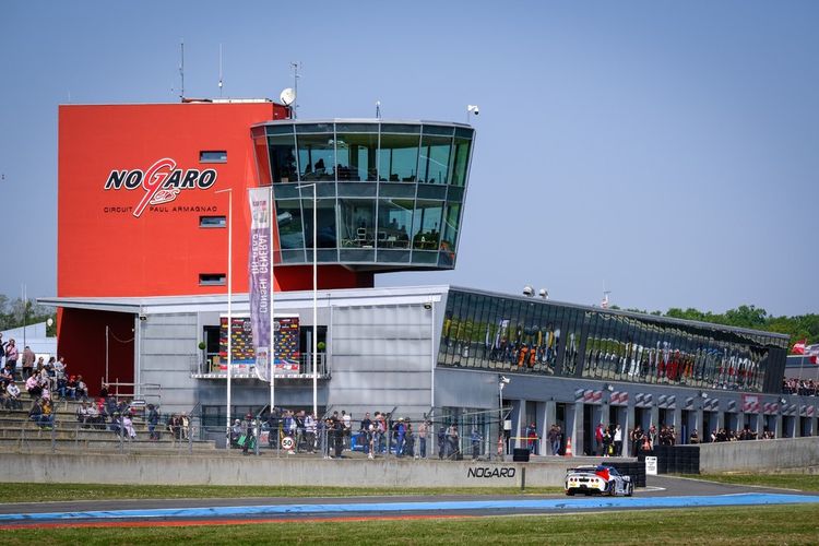 Une vue lointaine de la tour qui surplombe le Circuit Paul-Armagnac de Nogaro dans le Gers.
